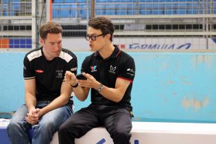 Stoffel Vandoorne (BEL) Jaguar Ersatzfahrer und Nyck de Vries (NED) Mahinrda sitzen auf der Boxenmauser, FIA Formel E Weltmeisterschaft, Saison 12, London E- Prix, 13.08.2026,
3N2A2239Kopie.jpg Stoffel Vandoorne (BEL) Jaguar Ersatzfahrer und Nyck de Vries (NED) Mahinrda sitzen auf der Boxenmauser, FIA Formel E Weltmeisterschaft, Saison 12, London E- Prix, 13.08.2026,
3N2A2239Kopie.jpg