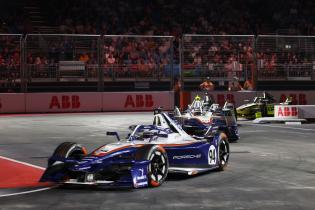 Pascal Wehrlein (GER) Porsche #94 und Nico Mueller (SUI) Porsche #51 führen Rennen 1, FIA Formel E Weltmeisterschaft, Saison 12, London E- Prix, 15.08.2026, Excel Exibition Centre
3N2A2480Kopie.jpg Pascal Wehrlein (GER) Porsche #94 und Nico Mueller (SUI) Porsche #51 führen Rennen 1, FIA Formel E Weltmeisterschaft, Saison 12, London E- Prix, 15.08.2026, Excel Exibition Centre
3N2A2480Kopie.jpg