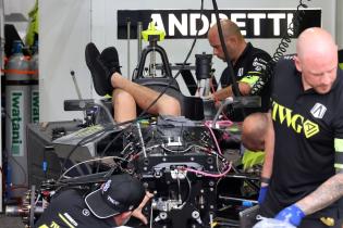 Mehrere Teammitglieder arbeiten Felipe Drugovich durch Unfall beschädigten Rennwagen, Garage, FIA Formel E Weltmeisterschaft, Saison 12, Tokio E- Prix, 25.07.2026,
3N2A2744Kopie.jpg