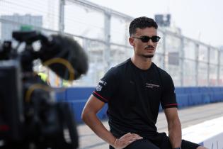 Pacsal Wehrlein (GER) Porsche sitzt rechts für ein TV Interview auf der Boxenmauer ,  FIA Formel E Weltmeisterschaft, Saison 12, Tokio E- Prix, 23.07.2026,
3N2A2899Kopie.jpg