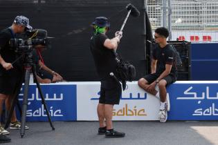 Pacsal Wehrlein (GER) Porsche sitzt rechts für ein TV Interview auf der Boxenmauer ,  FIA Formel E Weltmeisterschaft, Saison 12, Tokio E- Prix, 23.07.2026,
3N2A2908Kopie.jpg