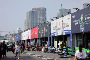 TV Crews und Teams bei der Vorbereitung des Events in der Boxengasse  FIA Formel E Weltmeisterschaft, Saison 12, Tokio E- Prix, 23.07.2026,
3N2A2944Kopie.jpg