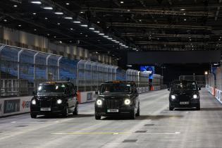 Drei Londoner Taxis mit Mitch Evans (NZL) Jaguar, Jake Dennis (GBR) Andretti und Pascal Wehrlein (GBR) für einen Videodreh zum Meisterschaftskampf auf der Start- Zielgeraden der Strecke, FIA Formel E Weltmeisterschaft, Saison 12, London E- Prix, 13.08.2026,
3N2A2951Kopie.jpg Drei Londoner Taxis mit Mitch Evans (NZL) Jaguar, Jake Dennis (GBR) Andretti und Pascal Wehrlein (GBR) für einen Videodreh zum Meisterschaftskampf auf der Start- Zielgeraden der Strecke, FIA Formel E Weltmeisterschaft, Saison 12, London E- Prix, 13.08.2026,
3N2A2951Kopie.jpg