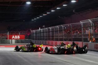 Dan Ticktum (GBR) Curpoa- Kiro, Antonio felix da Costa (POR) Jaguar und jake dennis (GBR) Andretti, Rennen 1, FIA Formel E Weltmeisterschaft, Saison 12, London E- Prix, 15.08.2026, Excel Exibition Centre
3N2A2954Kopie.jpg Dan Ticktum (GBR) Curpoa- Kiro, Antonio felix da Costa (POR) Jaguar und jake dennis (GBR) Andretti, Rennen 1, FIA Formel E Weltmeisterschaft, Saison 12, London E- Prix, 15.08.2026, Excel Exibition Centre
3N2A2954Kopie.jpg