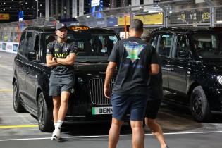 jake Dennis (GBR) Andretti vor einem Londoner Taxi für einen Videodreh, FIA Formel E Weltmeisterschaft, Saison 12, London E- Prix, 13.08.2026,
3N2A2983Kopie.jpg jake Dennis (GBR) Andretti vor einem Londoner Taxi für einen Videodreh, FIA Formel E Weltmeisterschaft, Saison 12, London E- Prix, 13.08.2026,
3N2A2983Kopie.jpg