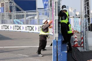 Japanische Arbeiter bringen TDK Eerbebanner in der letzten Kurve der Rennstrecke an FIA Formel E Weltmeisterschaft, Saison 12, Tokio E- Prix, 23.07.2026,
3N2A3013Kopie.jpg