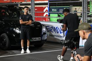Pascal Wehrlein (GER) Porsche vor einem Londoner Taxi für einen Videodreh, FIA Formel E Weltmeisterschaft, Saison 12, London E- Prix, 13.08.2026, Kampf um die Meisterschaft
3N2A3044Kopie.jpg Pascal Wehrlein (GER) Porsche vor einem Londoner Taxi für einen Videodreh, FIA Formel E Weltmeisterschaft, Saison 12, London E- Prix, 13.08.2026, Kampf um die Meisterschaft
3N2A3044Kopie.jpg