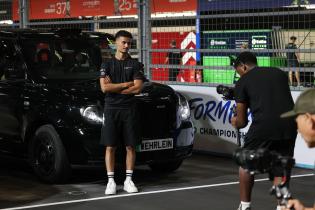 Pascal Wehrlein (GER) Porsche vor einem Londoner Taxi für einen Videodreh, FIA Formel E Weltmeisterschaft, Saison 12, London E- Prix, 13.08.2026, Kampf um die Meisterschaft
3N2A3055Kopie.jpg Pascal Wehrlein (GER) Porsche vor einem Londoner Taxi für einen Videodreh, FIA Formel E Weltmeisterschaft, Saison 12, London E- Prix, 13.08.2026, Kampf um die Meisterschaft
3N2A3055Kopie.jpg