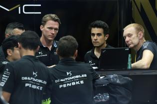 Maximilian Günther (GER) DS Penske umringt von mehreren Ingenieuren in der Box, FIA Formel E Weltmeisterschaft, Saison 12, Tokio E- Prix, 25.07.2026,
3N2A3130Kopie.jpg