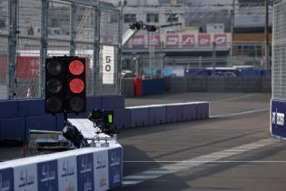 Rote Ampel am Ende der Boxengasse vor der Ausfahrt auf die Rennstrecke,  FIA Formel E Weltmeisterschaft, Saison 12, Tokio E- Prix, 23.07.2026,
3N2A3322Kopie.jpg