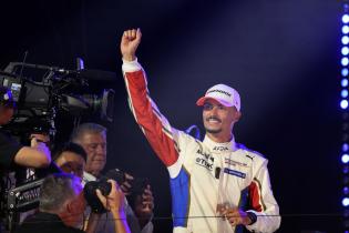 Sieger Pascal Wehrlein (GER) Porsche #94 in Jubelpose auf dem Podium, Rennen 1, FIA Formel E Weltmeisterschaft, Saison 12, London E- Prix, 15.08.2026, Excel Exibition Centre,
3N2A3381Kopie.jpg