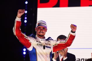 Sieger Pascal Wehrlein (GER) Porsche #94 in Jubelpose auf dem Podium, Rennen 1, FIA Formel E Weltmeisterschaft, Saison 12, London E- Prix, 15.08.2026, Excel Exibition Centre, 
3N2A3401Kopie.jpg