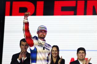 Pascal Wehrlein (GER) Porsche #94 mit der Siegerfaust auf dem Podium, Rennen 1, FIA Formel E Weltmeisterschaft, Saison 12, London E- Prix, 15.08.2026, Excel Exibition Centre, 
3N2A3414Kopie.jpg