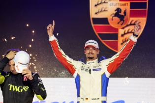 Ein enttäuschter Jake Dennis Zweiter im Rennen 1 und der Meisterschaft sowie Sieger Pascal Wehrlein (GER) Porsche #94 lachend und führender der WM auf dem Podium, FIA Formel E Weltmeisterschaft, Saison 12, London E- Prix, 15.08.2026, Excel Exibition Centre,
3N2A3497Kopie.jpg