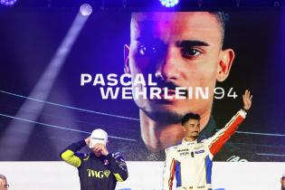 Ein enttäuschter Jake Dennis Zweiter im Rennen 1 und der Meisterschaft sowie Sieger Pascal Wehrlein (GER) Porsche #94 lachend und führender der WM auf dem Podium, FIA Formel E Weltmeisterschaft, Saison 12, London E- Prix, 15.08.2026, Excel Exibition Centre,
3N2A3545Kopie.jpg
