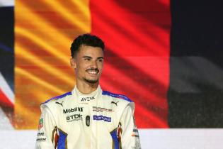 Sieger Pascal Wehrlein (GER) Porsche #94 auf dem Podium, Rennen 1, FIA Formel E Weltmeisterschaft, Saison 12, London E- Prix, 15.08.2026, Excel Exibition Centre, während der Hymne vor der Deutschlandfahne
3N2A3638Kopie.jpg