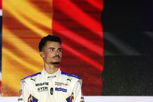 Sieger Pascal Wehrlein (GER) Porsche #94 auf dem Podium, Rennen 1, FIA Formel E Weltmeisterschaft, Saison 12, London E- Prix, 15.08.2026, Excel Exibition Centre, während der Hymne vor der Deutschlandfahne
3N2A3678Kopie.jpg