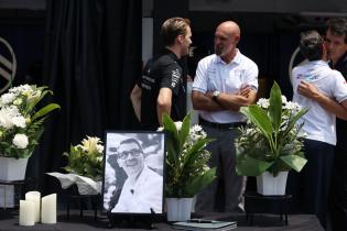 Bild, Kerzen und Blumen in Gedenken den kürzlich verstorbenen Cyril Blais (FRA) Teamchef auf einem Tisch vor der Citreon Box in der Boxengasse, dahinter Maximilian Günther (GER) im Gespräch mit Jeff Dodds (GBR) CEO FE, FIA Formel E Weltmeisterschaft, Saison 12, Tokio E- Prix, 24.07.2026
3N2A3875Kopie.jpg