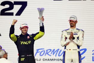 Zweiter Jake Dennis (GBR) mit Pokal und Sieger Pascal Wehrlein (GER) Porsche #94 auf dem Podium, Rennen 1, FIA Formel E Weltmeisterschaft, Saison 12, London E- Prix, 15.08.2026, Excel Exibition Centre
3N2A3876Kopie.jpg