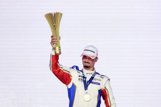 Sieger Pascal Wehrlein (GER) Porsche #94 mit dem Pokal auf dem Podium, Rennen 1, FIA Formel E Weltmeisterschaft, Saison 12, London E- Prix, 15.08.2026, Excel Exibition Centre
3N2A3968Kopie.jpg