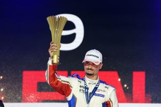 Sieger Pascal Wehrlein (GER) Porsche #94 mit Pokal in Jubelpose auf dem Podium, Rennen 1, FIA Formel E Weltmeisterschaft, Saison 12, London E- Prix, 15.08.2026, Excel Exibition Centre,
3N2A3975Kopie.jpg