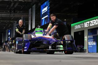 Zwei Mechaniker schieben Pascals Wehrleins Porsche 99x Eletric in spezieller Livery durch die Boxengasse, FIA Formel E Weltmeisterschaft, Saison 12, London E- Prix, 14.08.2026,
3N2A4027Kopie.jpg