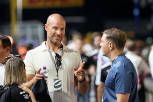 Aksel Lund Svindal (NOR) ehemaliger Skirennläufer im Gespräch mit Thomas Weirather (AUT) Leitender Manager WWP Group in der Boxengasse, FIA Formel E Weltmeisterschaft, Saison 12, London E- Prix, 14.08.2026,
3N2A4121Kopie.jpg
