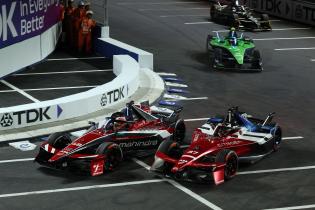 Edoardo Mortara (SUI) Mahindra und Jean- Eric Vergne (FRA) Citroen nebeneinander, Rennen, FIA Formel E Weltmeisterschaft, Saison 12, Tokio E- Prix, 25.07.2026,
3N2A4207Kopie.jpg Edoardo Mortara (SUI) Mahindra und Jean- Eric Vergne (FRA) Citroen nebeneinander, Rennen, FIA Formel E Weltmeisterschaft, Saison 12, Tokio E- Prix, 25.07.2026,
3N2A4207Kopie.jpg