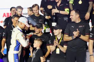 Sieger Pascal Wehrlein (GER) Porsche #94 bedankt sich bei Teamkollegen Nico Mueller (SUI) Porsche für dessen Unterstützung im Rennen 1, daneben David Beckamann (GER) Ersatzfahrer sowie Florian Modlinger (GER) Leiter Formel E Porsche MotorsportFIA Formel E Weltmeisterschaft, Saison 12, London E- Prix, 15.08.2026, Excel Exibition Centre,
3N2A4393Kopie.jpg Sieger Pascal Wehrlein (GER) Porsche #94 bedankt sich bei Teamkollegen Nico Mueller (SUI) Porsche für dessen Unterstützung im Rennen 1, daneben David Beckamann (GER) Ersatzfahrer sowie Florian Modlinger (GER) Leiter Formel E Porsche MotorsportFIA Formel E Weltmeisterschaft, Saison 12, London E- Prix, 15.08.2026, Excel Exibition Centre,
3N2A4393Kopie.jpg