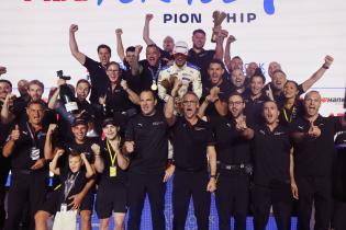 Pascal Wehrlein (GER) Porsche #94 im weissen Overall, Nico Mueller (SUI) Porsche #51, Michael Steiner (GER) Vorstand Porsche AG, David Beckmann (GER) Reservefahrer und Teammitglider beim gemeinsame Siegergruppenbild, Rennen 1, FIA Formel E Weltmeisterschaft, Saison 12, London E- Prix, 15.08.2026, Excel Exibition Centre
3N2A4459Kopie.jpg Pascal Wehrlein (GER) Porsche #94 im weissen Overall, Nico Mueller (SUI) Porsche #51, Michael Steiner (GER) Vorstand Porsche AG, David Beckmann (GER) Reservefahrer und Teammitglider beim gemeinsame Siegergruppenbild, Rennen 1, FIA Formel E Weltmeisterschaft, Saison 12, London E- Prix, 15.08.2026, Excel Exibition Centre
3N2A4459Kopie.jpg