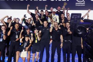 Pascal Wehrlein (GER) Porsche #94 im weissen Overall, Nico Mueller (SUI) Porsche #51, Michael Steiner (GER) Vorstand Porsche AG, David Beckmann (GER) Reservefahrer und Teammitglider beim gemeinsame Siegergruppenbild im Fokus einer TV Kamera, Rennen 1, FIA Formel E Weltmeisterschaft, Saison 12, London E- Prix, 15.08.2026, Excel Exibition Centre
3N2A4497Kopie.jpg Pascal Wehrlein (GER) Porsche #94 im weissen Overall, Nico Mueller (SUI) Porsche #51, Michael Steiner (GER) Vorstand Porsche AG, David Beckmann (GER) Reservefahrer und Teammitglider beim gemeinsame Siegergruppenbild im Fokus einer TV Kamera, Rennen 1, FIA Formel E Weltmeisterschaft, Saison 12, London E- Prix, 15.08.2026, Excel Exibition Centre
3N2A4497Kopie.jpg