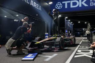 Sieger Dan Ticktum (GBR) Cupra- Kiro steht jubelnd auf seinem Gen3 Evo Rennwagen, Parc ferme, Rennen, FIA Formel E Weltmeisterschaft, Saison 12, Tokio E- Prix, 25.07.2026,
3N2A4764Kopie.jpg Sieger Dan Ticktum (GBR) Cupra- Kiro steht jubelnd auf seinem Gen3 Evo Rennwagen, Parc ferme, Rennen, FIA Formel E Weltmeisterschaft, Saison 12, Tokio E- Prix, 25.07.2026,
3N2A4764Kopie.jpg