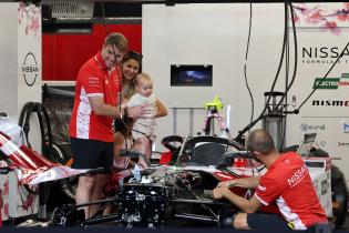 Oliver Rowland (GBR) Nissan hält Sohn Hennie über das Cockpit seinen Gen3 Evo Rennwagen, daneben Ehefrau Laren Rowland, FIA Formel E Weltmeisterschaft, Saison 12, London E- Prix, 14.08.2026,
3N2A4776Kopie.jpg Oliver Rowland (GBR) Nissan hält Sohn Hennie über das Cockpit seinen Gen3 Evo Rennwagen, daneben Ehefrau Laren Rowland, FIA Formel E Weltmeisterschaft, Saison 12, London E- Prix, 14.08.2026,
3N2A4776Kopie.jpg