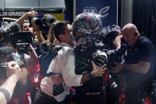 Ein Teammitglied gratuliert dem Sieger Dan Ticktum (GBR) Cupra- Kiro am Parc ferme, Rennen, FIA Formel E Weltmeisterschaft, Saison 12, Tokio E- Prix, 25.07.2026,
3N2A4834Kopie.jpg Ein Teammitglied gratuliert dem Sieger Dan Ticktum (GBR) Cupra- Kiro am Parc ferme, Rennen, FIA Formel E Weltmeisterschaft, Saison 12, Tokio E- Prix, 25.07.2026,
3N2A4834Kopie.jpg