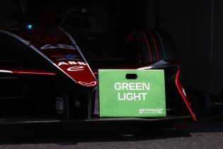 Green Light Schild für sicheres Auto am Mahindra von Edoardo Mortara in der Box, FIA Formel E Weltmeisterschaft, Saison 12, Tokio E- Prix, 24.07.2026, Grünes Licht
3N2A4878Kopie.jpg Green Light Schild für sicheres Auto am Mahindra von Edoardo Mortara in der Box, FIA Formel E Weltmeisterschaft, Saison 12, Tokio E- Prix, 24.07.2026, Grünes Licht
3N2A4878Kopie.jpg