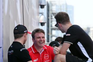 Nick Cassidy (NZL), Oliver Rowland (GBR) lachend und Stoffel Vandoorne (BEL) zusammen in der Boxengasse, FIA Formel E Weltmeisterschaft, Saison 12, Tokio E- Prix, 24.07.2026
3N2A5050Kopie.jpg Nick Cassidy (NZL), Oliver Rowland (GBR) lachend und Stoffel Vandoorne (BEL) zusammen in der Boxengasse, FIA Formel E Weltmeisterschaft, Saison 12, Tokio E- Prix, 24.07.2026
3N2A5050Kopie.jpg