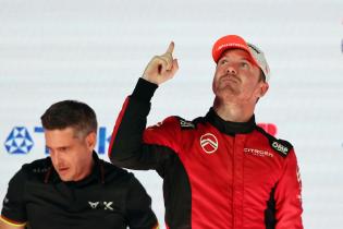 Dritter Nick Cassidy (NZL) Citroen mit einem Gruss in den Himmel, Podium, Rennen, FIA Formel E Weltmeisterschaft, Saison 12, Tokio E- Prix, 25.07.2026,
3N2A5066Kopie.jpg Dritter Nick Cassidy (NZL) Citroen mit einem Gruss in den Himmel, Podium, Rennen, FIA Formel E Weltmeisterschaft, Saison 12, Tokio E- Prix, 25.07.2026,
3N2A5066Kopie.jpg