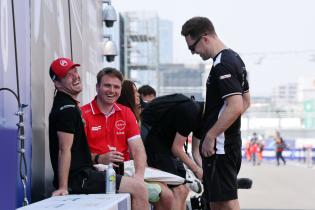 Nick Cassidy (NZL), Oliver Rowland (GBR) und Stoffel Vandoorne (BEL) zusammend lachen in der Boxengasse, FIA Formel E Weltmeisterschaft, Saison 12, Tokio E- Prix, 24.07.2026
3N2A5167Kopie.jpg Nick Cassidy (NZL), Oliver Rowland (GBR) und Stoffel Vandoorne (BEL) zusammend lachen in der Boxengasse, FIA Formel E Weltmeisterschaft, Saison 12, Tokio E- Prix, 24.07.2026
3N2A5167Kopie.jpg