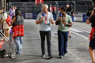 David Coulthard (GBR) und Karun Chandhok (IND) beide TV Experten während einer Moderation live in der Boxengasse, 1. freies Training, FIA Formel E Weltmeisterschaft, Saison 12, London E- Prix, 14.08.2026, ehemaliger F1 Fahrer
3N2A5251Kopie.jpg David Coulthard (GBR) und Karun Chandhok (IND) beide TV Experten während einer Moderation live in der Boxengasse, 1. freies Training, FIA Formel E Weltmeisterschaft, Saison 12, London E- Prix, 14.08.2026, ehemaliger F1 Fahrer
3N2A5251Kopie.jpg
