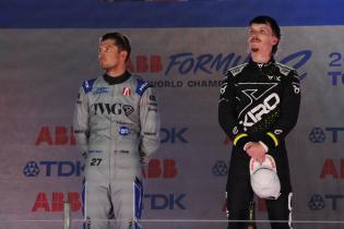 Zweiter Jake Dennis (GBR) Andretti und Sieger Dan Ticktum (GBR) Cupra- Kiro auf dem Podium, Rennen, FIA Formel E Weltmeisterschaft, Saison 12, Tokio E- Prix, 25.07.2026,
3N2A5277Kopie.jpg Zweiter Jake Dennis (GBR) Andretti und Sieger Dan Ticktum (GBR) Cupra- Kiro auf dem Podium, Rennen, FIA Formel E Weltmeisterschaft, Saison 12, Tokio E- Prix, 25.07.2026,
3N2A5277Kopie.jpg