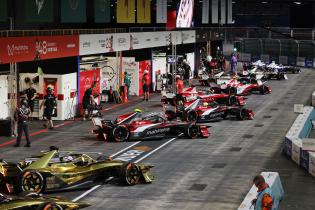 Mehrere verschiedene Gen3 Evo Rennfahrzeuge bei der Ausfahrt aus den Boxen zum 1. freies Training, FIA Formel E Weltmeisterschaft, Saison 12, London E- Prix, 14.08.2026, Nissan, DS Penske, Mahindra, Jaguar
3N2A5341Kopie.jpg Mehrere verschiedene Gen3 Evo Rennfahrzeuge bei der Ausfahrt aus den Boxen zum 1. freies Training, FIA Formel E Weltmeisterschaft, Saison 12, London E- Prix, 14.08.2026, Nissan, DS Penske, Mahindra, Jaguar
3N2A5341Kopie.jpg