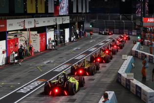 Mehrere verschiedene Gen3 Evo Rennfahrzeuge bei der Ausfahrt aus den Boxen zum 1. freies Training, FIA Formel E Weltmeisterschaft, Saison 12, London E- Prix, 14.08.2026, Envision, Andretti, DS Penske sowie Mahindra, Excel Exibition Centre
3N2A5385Kopie.jpg Mehrere verschiedene Gen3 Evo Rennfahrzeuge bei der Ausfahrt aus den Boxen zum 1. freies Training, FIA Formel E Weltmeisterschaft, Saison 12, London E- Prix, 14.08.2026, Envision, Andretti, DS Penske sowie Mahindra, Excel Exibition Centre
3N2A5385Kopie.jpg