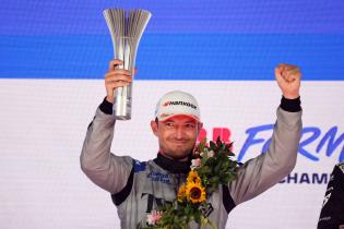 Zweiter Jake Dennis (GBR) Andretti mit Ehrenkranz und Pokal auf dem Podium, Rennen, FIA Formel E Weltmeisterschaft, Saison 12, Tokio E- Prix, 25.07.2026,
3N2A5505Kopie.jpg Zweiter Jake Dennis (GBR) Andretti mit Ehrenkranz und Pokal auf dem Podium, Rennen, FIA Formel E Weltmeisterschaft, Saison 12, Tokio E- Prix, 25.07.2026,
3N2A5505Kopie.jpg
