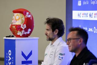 Japanischer Talissmann neben Tommaso Volpe (ITA) Nissan Teamchef und Roger Griffiths (GBR) Teamchef Andretti FE vor der Pressekonferenz zur Zusammenarbeit zwichen Nissan und Andretti ab kommender Saison 13 2027-28, FIA Formel E Weltmeisterschaft, Saison 12, Tokio E- Prix, 24.07.2026,
3N2A5730Kopie.jpg Japanischer Talissmann neben Tommaso Volpe (ITA) Nissan Teamchef und Roger Griffiths (GBR) Teamchef Andretti FE vor der Pressekonferenz zur Zusammenarbeit zwichen Nissan und Andretti ab kommender Saison 13 2027-28, FIA Formel E Weltmeisterschaft, Saison 12, Tokio E- Prix, 24.07.2026,
3N2A5730Kopie.jpg