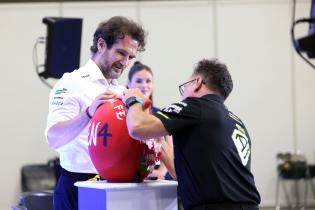 Tommaso Volpe (ITA) Nissan Teamchef hält den japanischen Talissmann während Roger Griffiths (GBR) Teamchef Andretti FE ein Auge ausmalt , Pressekonferenz zur Zusammenarbeit zwichen Nissan und Andretti ab kommender Saison 13 2027-28, FIA Formel E Weltmeisterschaft, Saison 12, Tokio E- Prix, 24.07.2026, Gen 4
3N2A5885Kopie.jpg Tommaso Volpe (ITA) Nissan Teamchef hält den japanischen Talissmann während Roger Griffiths (GBR) Teamchef Andretti FE ein Auge ausmalt , Pressekonferenz zur Zusammenarbeit zwichen Nissan und Andretti ab kommender Saison 13 2027-28, FIA Formel E Weltmeisterschaft, Saison 12, Tokio E- Prix, 24.07.2026, Gen 4
3N2A5885Kopie.jpg