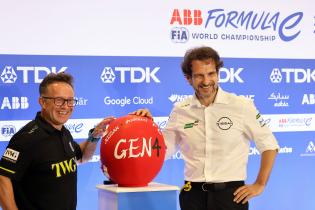 Roger Griffiths (GBR) Teamchef Andretti FE und Tommaso Volpe (ITA) Nissan Teamchef an einem japanischen Talissmann, Pressekonferenz zur Zusammenarbeit zwichen Nissan und Andretti ab kommender Gen 4 Saison 13 2027-28, FIA Formel E Weltmeisterschaft, Saison 12, Tokio E- Prix, 24.07.2026,
3N2A5989Kopie.jpg Roger Griffiths (GBR) Teamchef Andretti FE und Tommaso Volpe (ITA) Nissan Teamchef an einem japanischen Talissmann, Pressekonferenz zur Zusammenarbeit zwichen Nissan und Andretti ab kommender Gen 4 Saison 13 2027-28, FIA Formel E Weltmeisterschaft, Saison 12, Tokio E- Prix, 24.07.2026,
3N2A5989Kopie.jpg