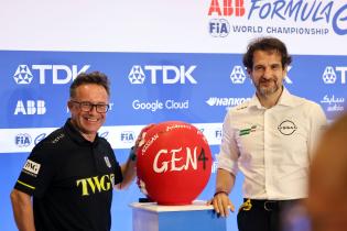 Roger Griffiths (GBR) Teamchef Andretti FE und Tommaso Volpe (ITA) Nissan Teamchef an einem japanischen Talissmann, Pressekonferenz zur Zusammenarbeit zwichen Nissan und Andretti ab kommender Saison 13 2027-28, FIA Formel E Weltmeisterschaft, Saison 12, Tokio E- Prix, 24.07.2026, Gen4
3N2A6015Kopie.jpg Roger Griffiths (GBR) Teamchef Andretti FE und Tommaso Volpe (ITA) Nissan Teamchef an einem japanischen Talissmann, Pressekonferenz zur Zusammenarbeit zwichen Nissan und Andretti ab kommender Saison 13 2027-28, FIA Formel E Weltmeisterschaft, Saison 12, Tokio E- Prix, 24.07.2026, Gen4
3N2A6015Kopie.jpg