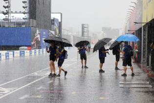 Mitglieder von Lola- Yamaha sowie der FIA und FE verlassen wegen Gewitter das Fahrerlager, FIA Formel E Weltmeisterschaft, Saison 12, Tokio E- Prix, 26.07.2026, Evakuierung
3N2A6414Kopie.jpg Mitglieder von Lola- Yamaha sowie der FIA und FE verlassen wegen Gewitter das Fahrerlager, FIA Formel E Weltmeisterschaft, Saison 12, Tokio E- Prix, 26.07.2026, Evakuierung
3N2A6414Kopie.jpg