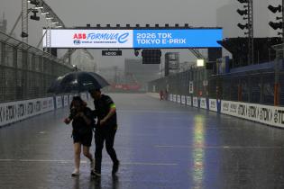 Zwei FE Teammitglieder laufen über die Start- Zielgeraden, wegen Gewitter das Fahrerlager, FIA Formel E Weltmeisterschaft, Saison 12, Tokio E- Prix, 26.07.2026, Evakuierung
3N2A6461Kopie.jpg Zwei FE Teammitglieder laufen über die Start- Zielgeraden, wegen Gewitter das Fahrerlager, FIA Formel E Weltmeisterschaft, Saison 12, Tokio E- Prix, 26.07.2026, Evakuierung
3N2A6461Kopie.jpg