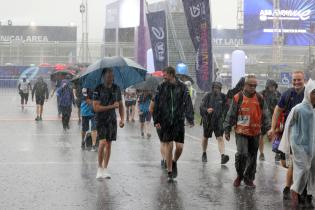 Mitglieder aller Teams sowie der FIA und FE verlassen wegen Gewitter das Fahrerlager, FIA Formel E Weltmeisterschaft, Saison 12, Tokio E- Prix, 26.07.2026, Evakuierung
3N2A6507Kopie.jpg Mitglieder aller Teams sowie der FIA und FE verlassen wegen Gewitter das Fahrerlager, FIA Formel E Weltmeisterschaft, Saison 12, Tokio E- Prix, 26.07.2026, Evakuierung
3N2A6507Kopie.jpg